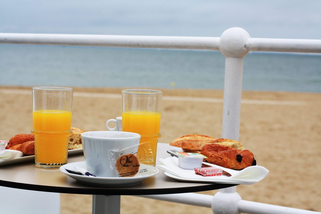 bien-commencer-la-journee-petit-dejeuner-sur-la-plage-pornic-villa-noe-bahia-bar