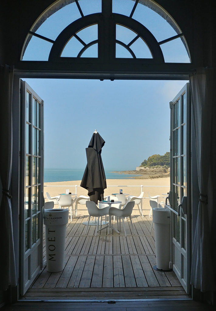 boire-un-verre-au-bar-pornic-face-a-la-mer-villa-noe-bahia